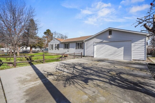 Photo - 3bd/2ba with Great Boise Location on Large Corner Lot