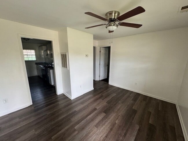 Building Photo - 32nd Place Apartments Unit 1718