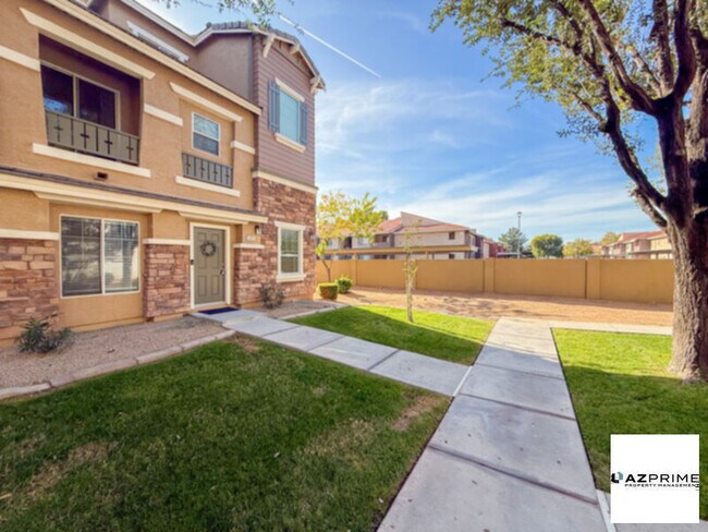 Photo - Stunning Gilbert 2/2 Tri-Level Townhouse - Corner Unit with Gourmet Kitchen &amp; Mountain Views!
