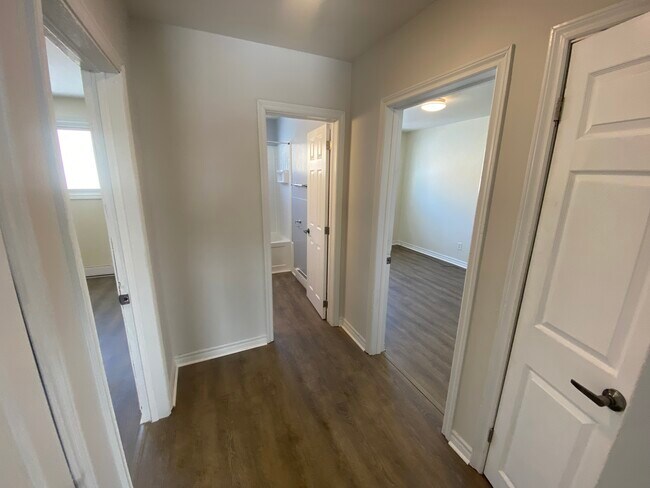 Photo - 2 Bed 1 Bath - upper right side Unité 3