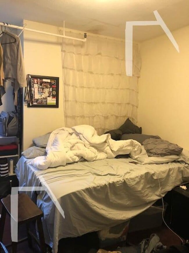 Building Photo - 2BR 1Bth unit. Heat/Hot Water included. Great location!