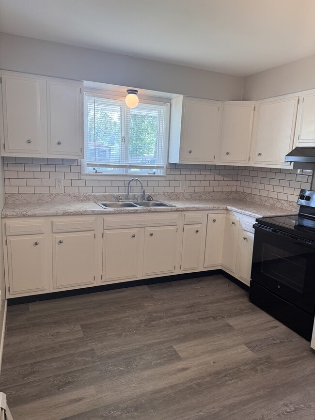 Photo - 114 N Chase St