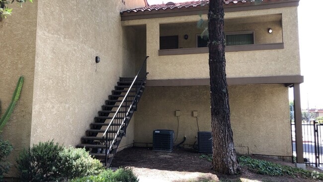 Building Photo - 2 Bed 1 Bath condo with garage- Gated Comm...