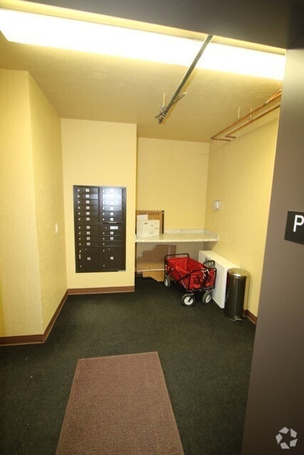 Building Photo - 2 Bedroom Condo close to Downtown!
