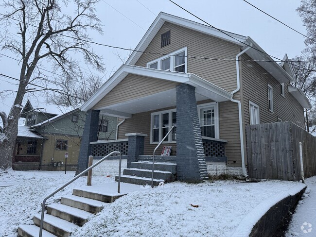 Building Photo - 1062 Fountain St NE Rental