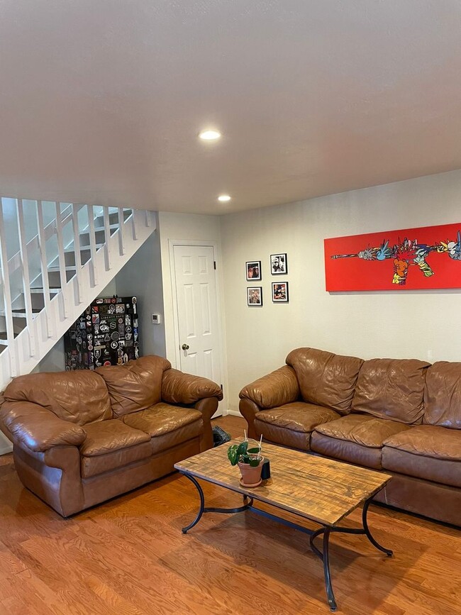 Building Photo - Prelease - 2bd/1.5ba Laminate flooring - Avail. June 2026