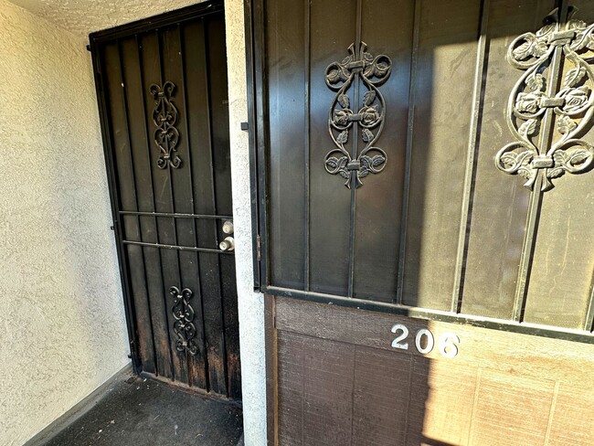 Photo - FULLY FURNISHED 2 BEDROOM CONDO WITH STRIP VIEWS Unidad 206