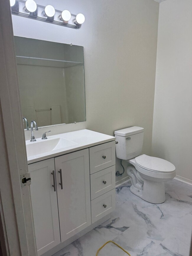 Building Photo - 3 Bedroom/2.5 Bath Townhome