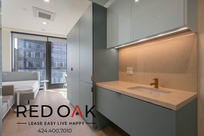 Photo - ~8 Weeks FREE~ Fully Furnished, Luxury Pri... Unit 701B