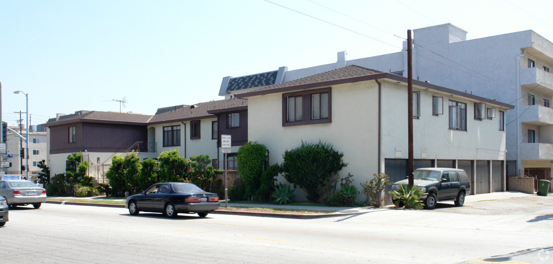 Photo - 402 S Robertson Blvd Apartments