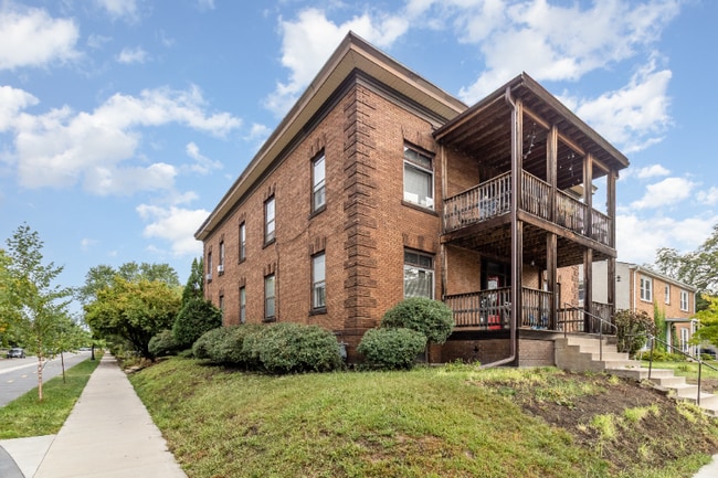 Photo - 822 W 35th St Unit 2