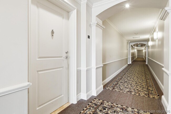 Building Photo - 403 S Sapodilla Ave Unit 218