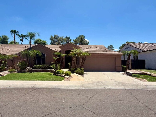 Building Photo - 885 W Aloe Pl