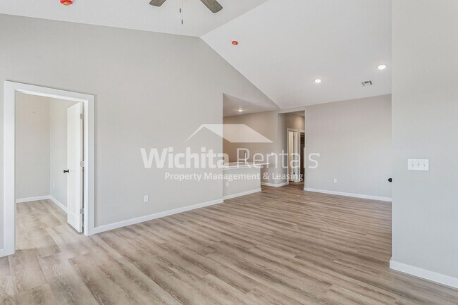 Photo - 4 bed / 2 bath - Move in ready!!!