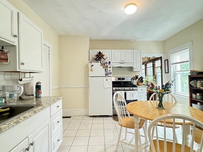 Building Photo - 99 Kilsyth Rd Unit 1 Rental