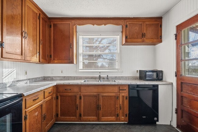 Photo - 3 Bedroom Home For Rent Near Madison Street!