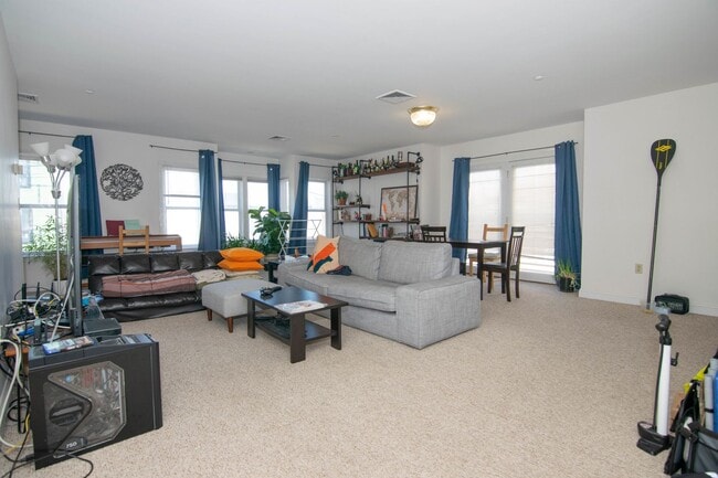 Brighton 3 Bed – 2.5 Baths – 2 Parking Spots Included – No Fee - Brighton 3 Bed – 2.5 Baths – 2 Parking Spots Included – No Fee