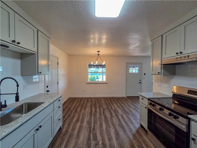 412 W Swallow Cir