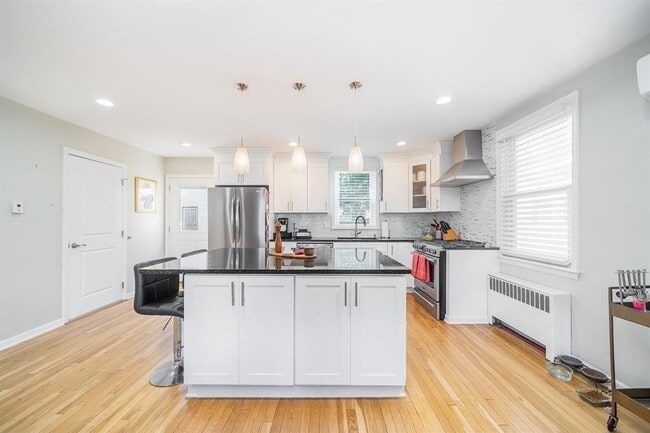 Photo - 118 W 46th St