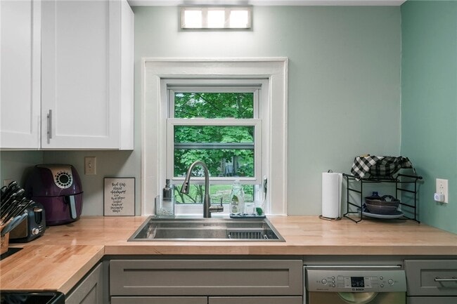 Building Photo - 570 Spencer Rd