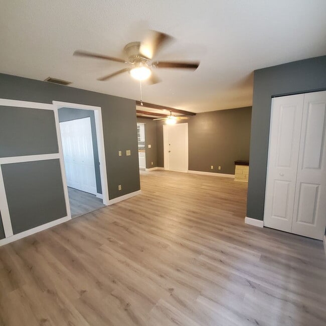 Photo - Duplex with 2bedrooms & another room that ...