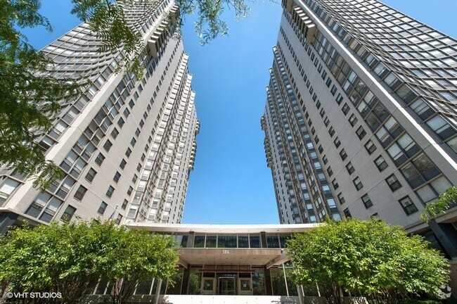 Building Photo - 5701 N Sheridan Rd Rental