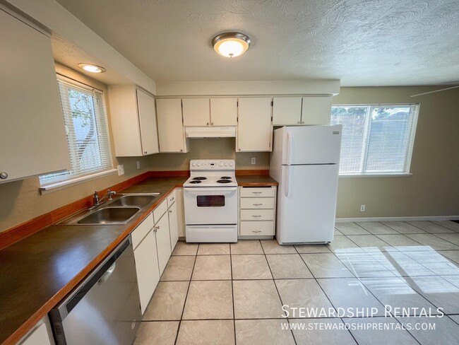 757 N Cloverleaf Loop