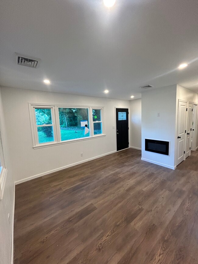 Photo - 7452 Poplar Ave