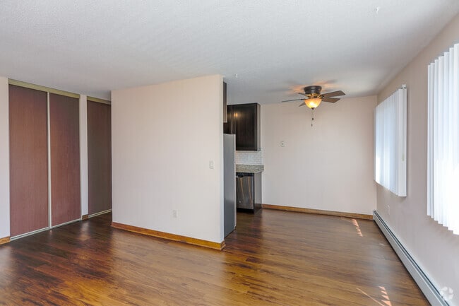 1BR, 1BA - 700 SF