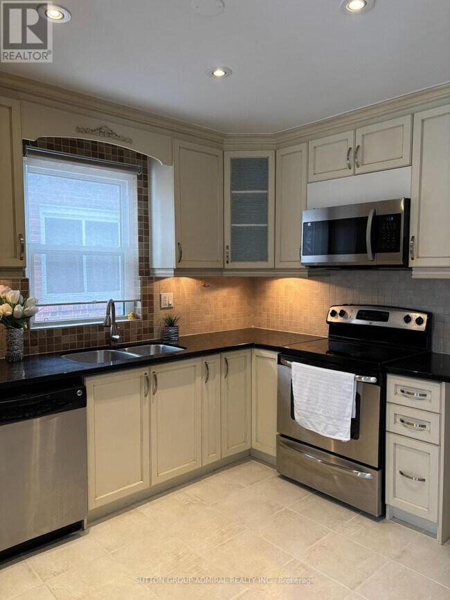 Photo - 138 Poyntz Ave