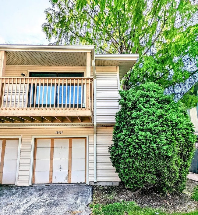 Building Photo - 19131 Pine Dr Unit CC Rental