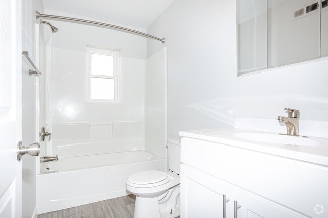 1BR, 1BA - 750SF - Bathroom