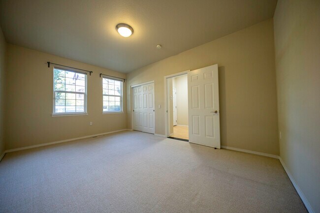Ground floor bedroom 1 - 4828 SE Teakwood St