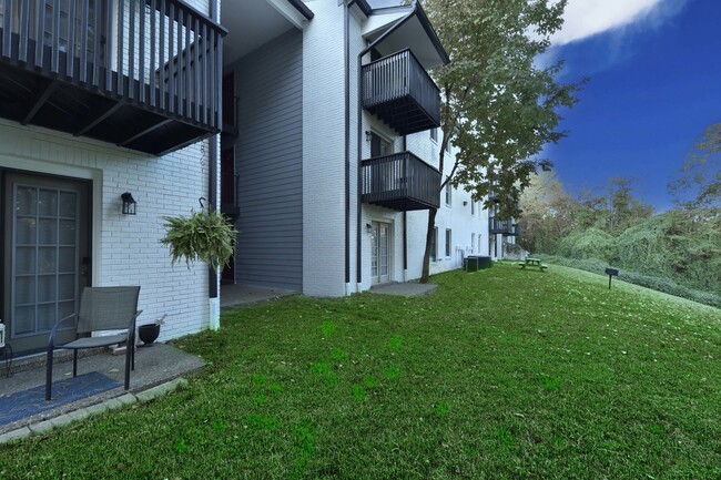 Building exterior and landscaping - 421 at Whitsett Rental