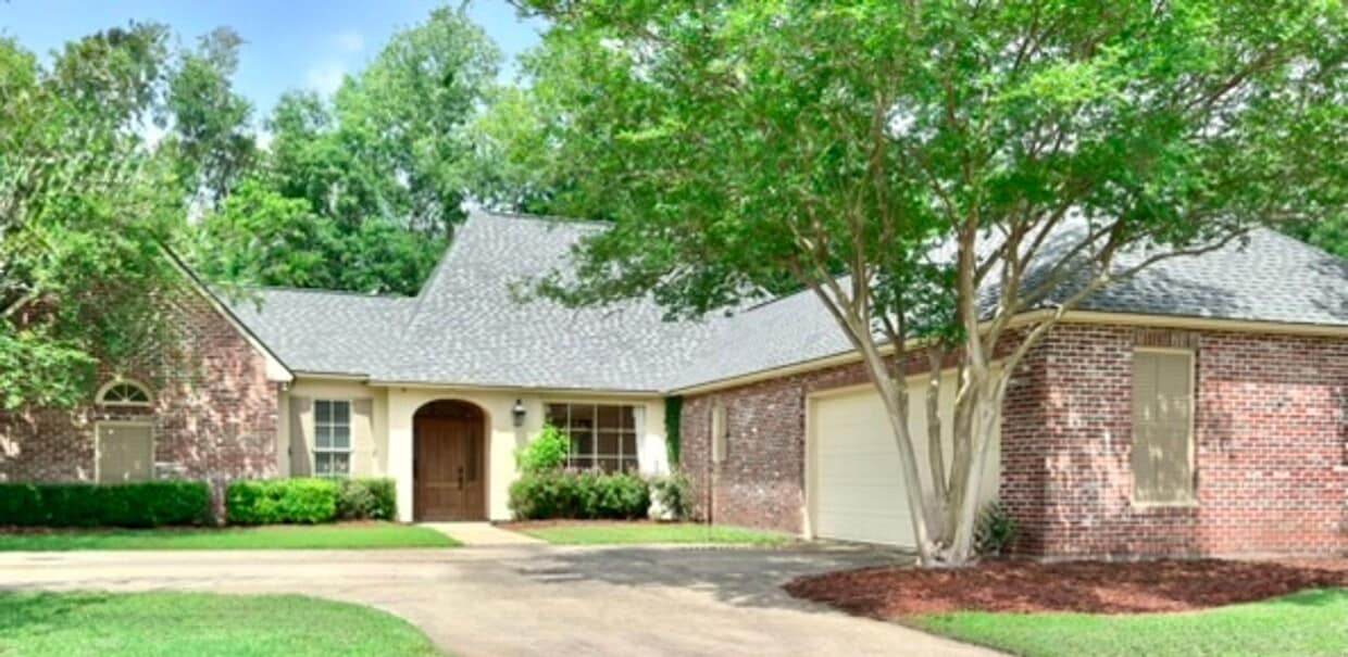 Spacious 4-Bedroom with Fireplace & Fenced... - Spacious 4-Bedroom with Fireplace & Fenced...