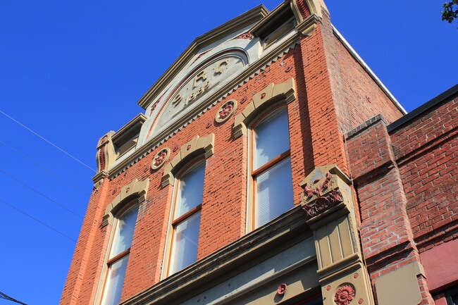Building Photo - Gorgeous 2 Bedroom Apartment Downtown