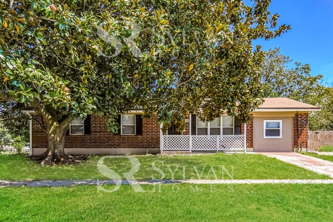 Building Photo - One-level living in this 3 BR, 2 BA home