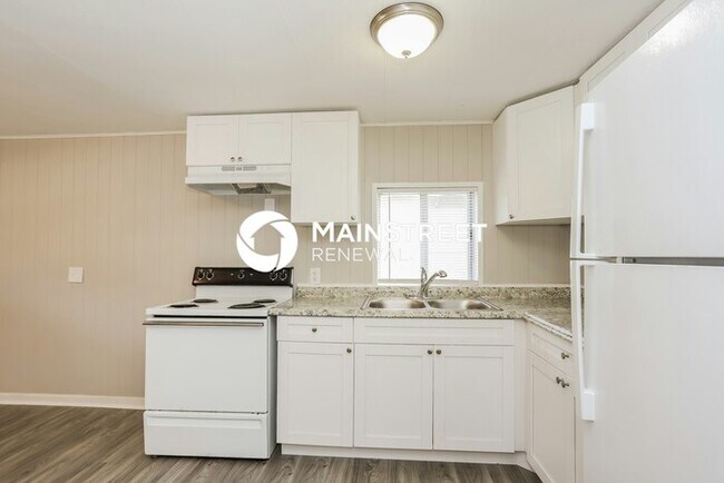 Photo - 3 Bedroom Pet-Friendly Home in St Petersburg, FL with Main Street Renewal