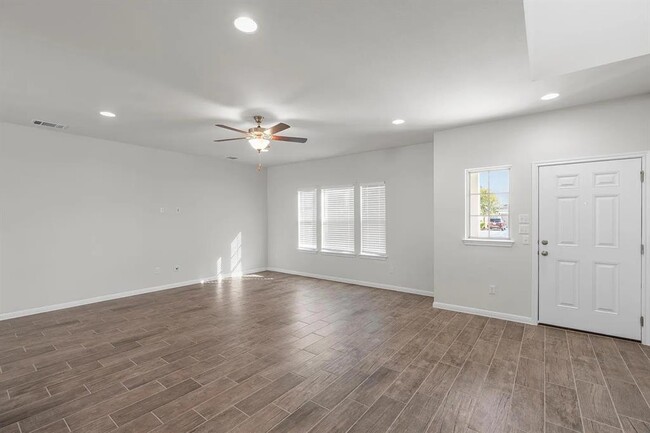 Photo - 1725 Lakota Ln