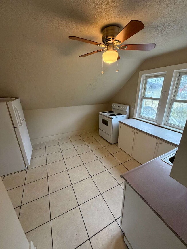 Photo - *Comfortable 2-Bedroom Upper Unit in the City of Batavia!* Unidad Upper