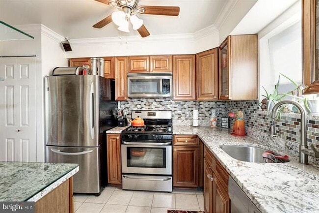 Building Photo - 1023 Quincy St NE