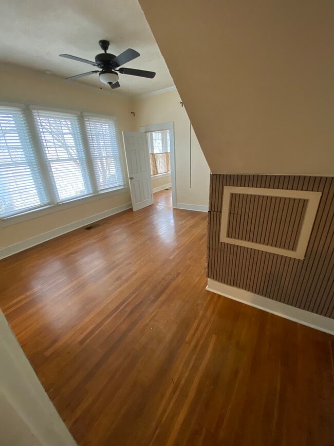 Photo - 156 College St