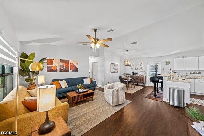 522 NE Van Loon Ln