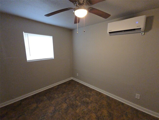 Building Photo - 3335 Tuam St Unit 4