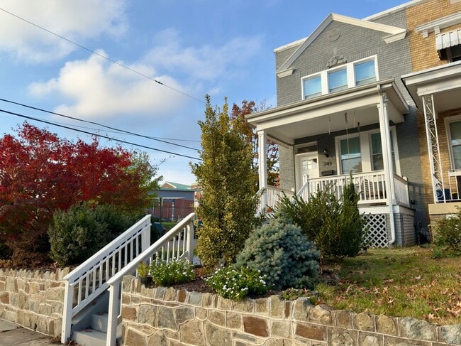 Photo - 749 Hamilton St