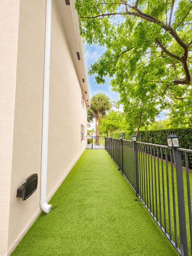 Photo - 4773 Foxtail Palm Ct