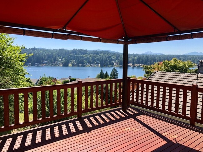 Photo - UNIQUE RAMBLER with views in Dockside at Kitsap Lake!