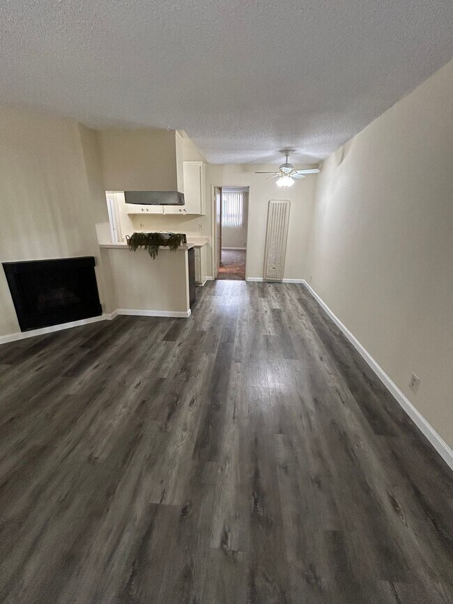 Building Photo - Beautiful 1 Bedroom Unit 12