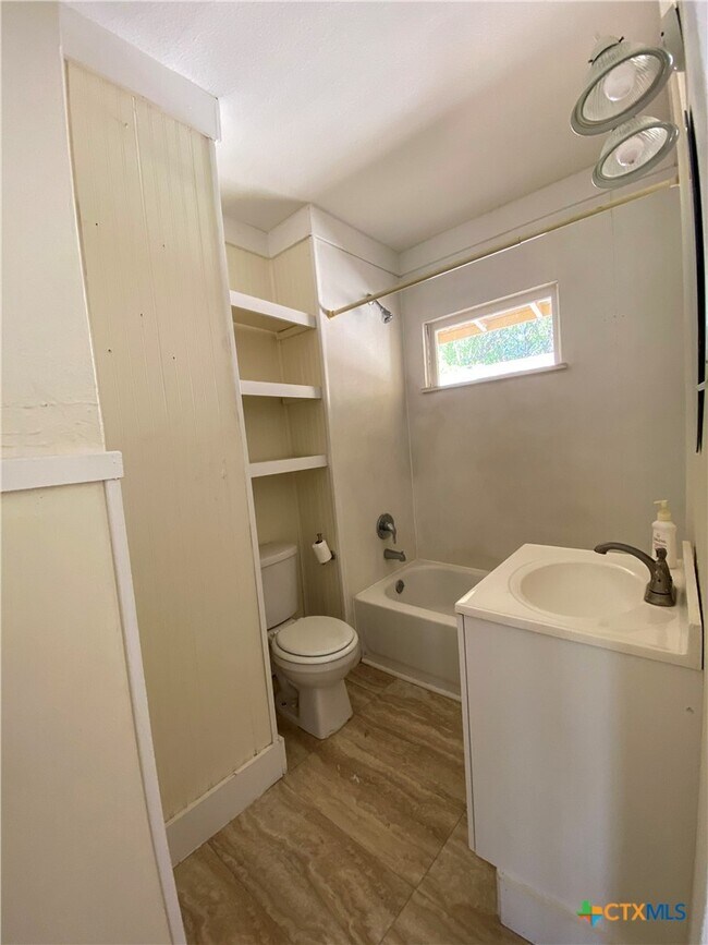 Photo - 385 Comal Ave