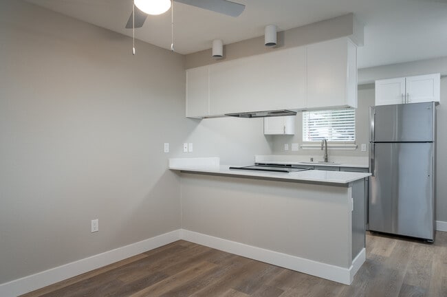 2x2.5 Townhouse Dining